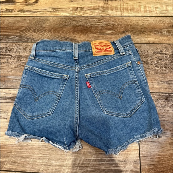 Levi’s High Rise Shorts - Picture 2 of 3